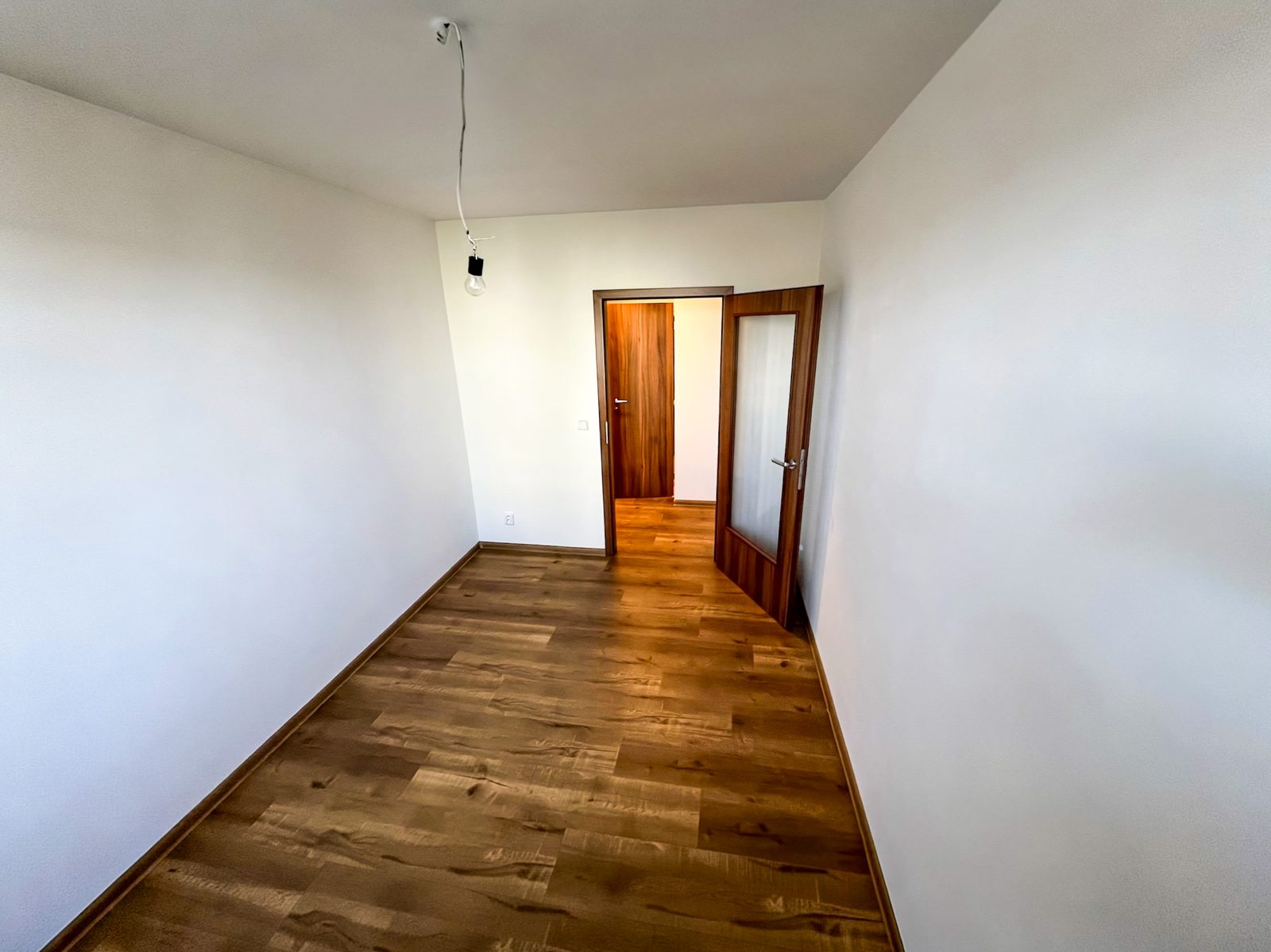 Pokoj během rekonstrukce - dveře a podlaha